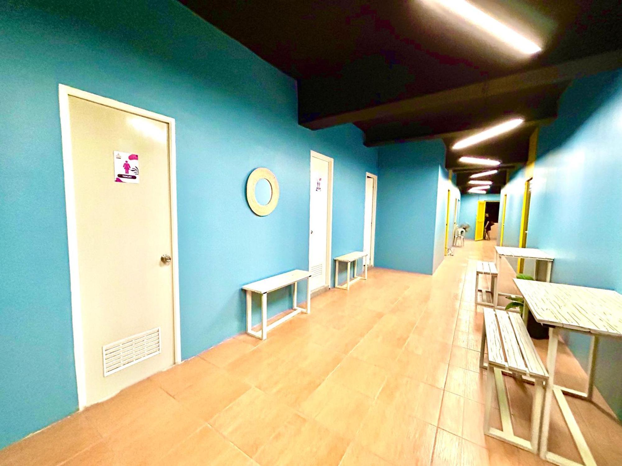 Cheese Hostel Manila Макати Экстерьер фото