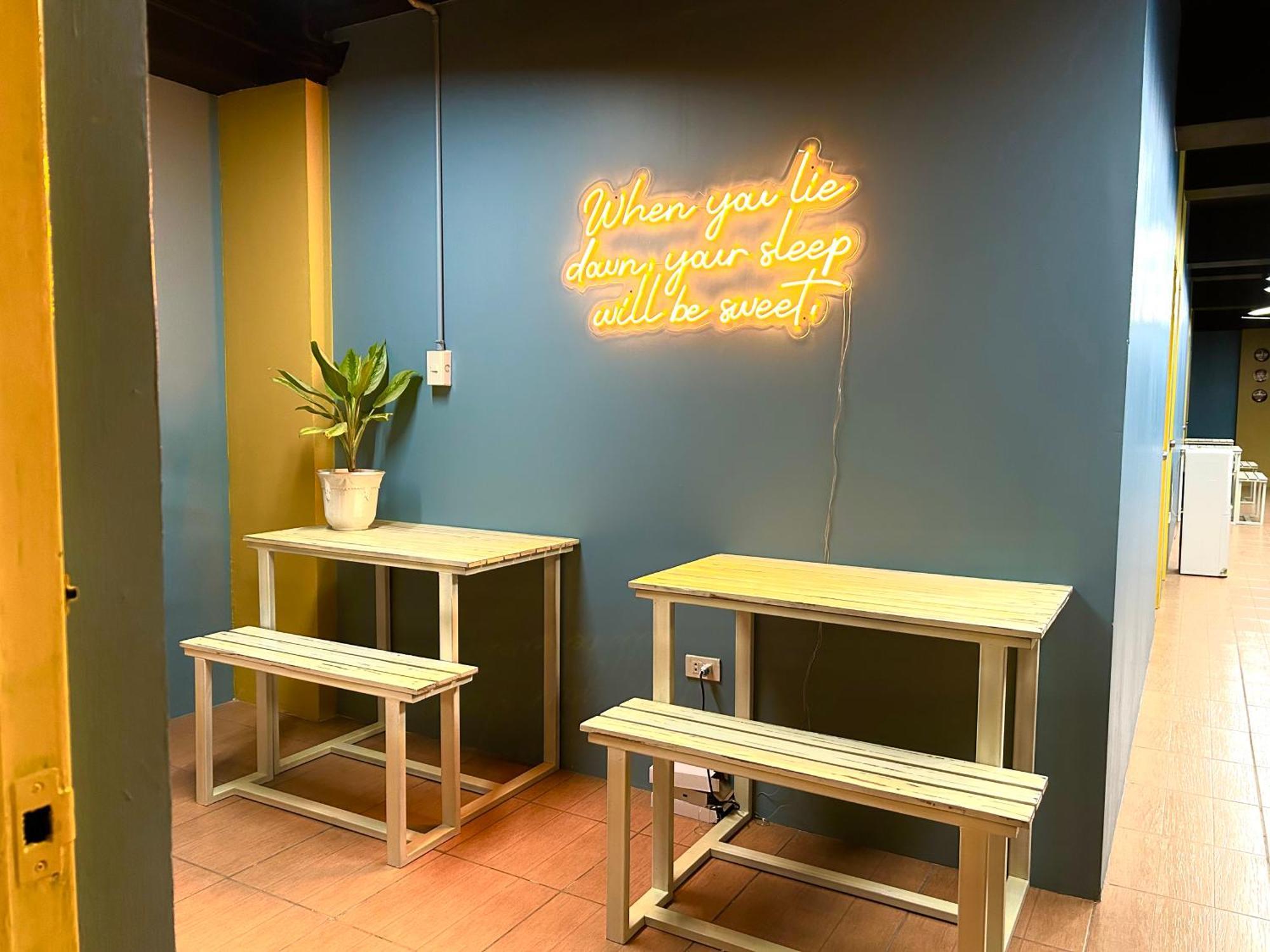 Cheese Hostel Manila Макати Экстерьер фото