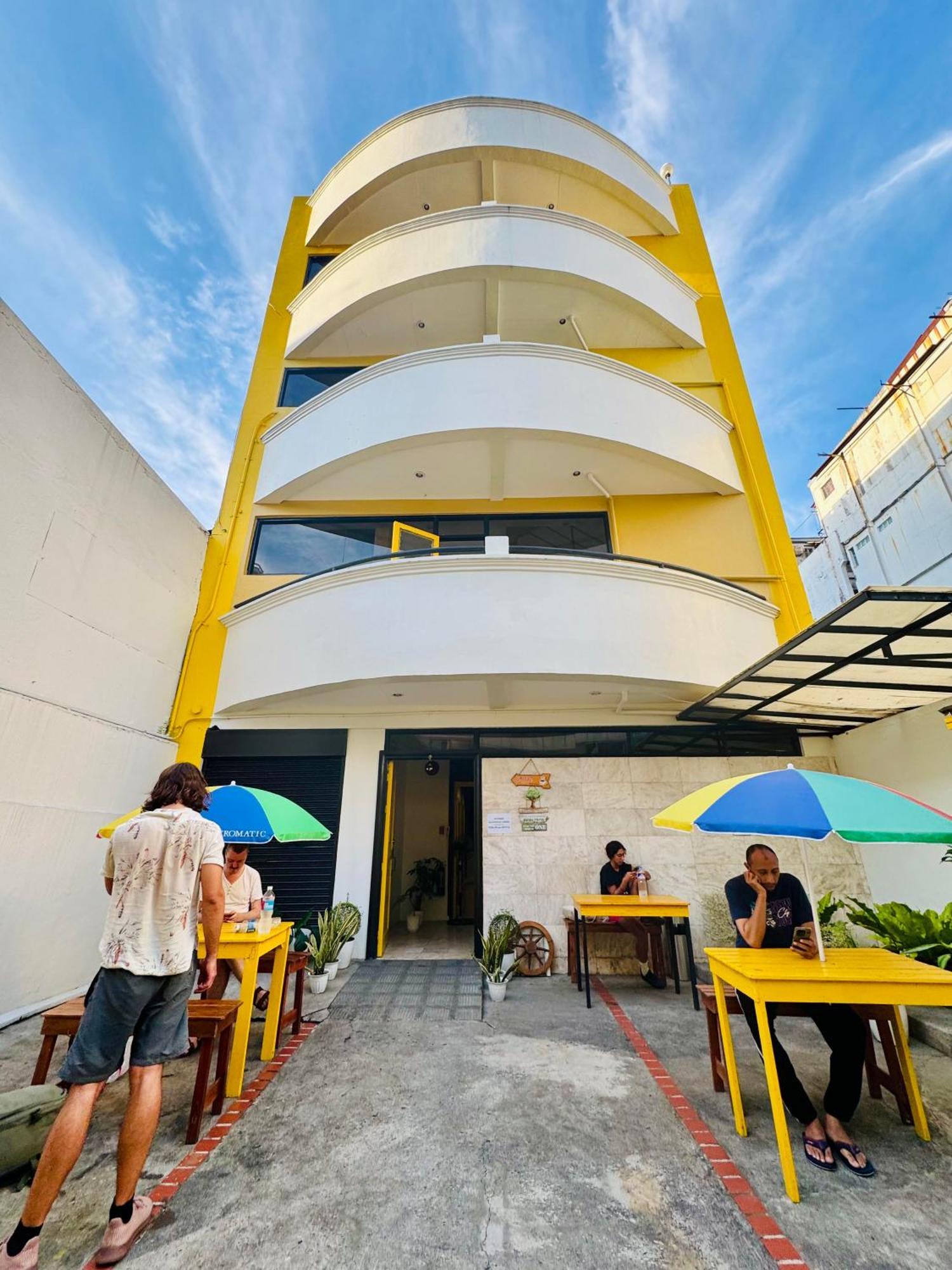 Cheese Hostel Manila Макати Экстерьер фото