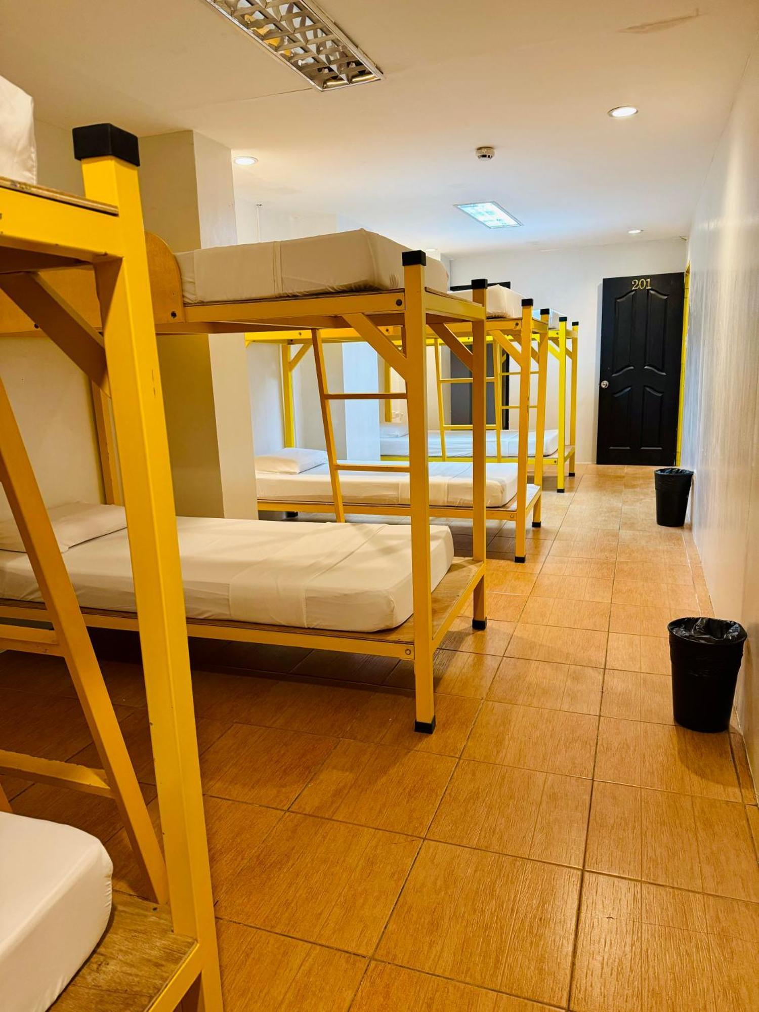 Cheese Hostel Manila Макати Экстерьер фото