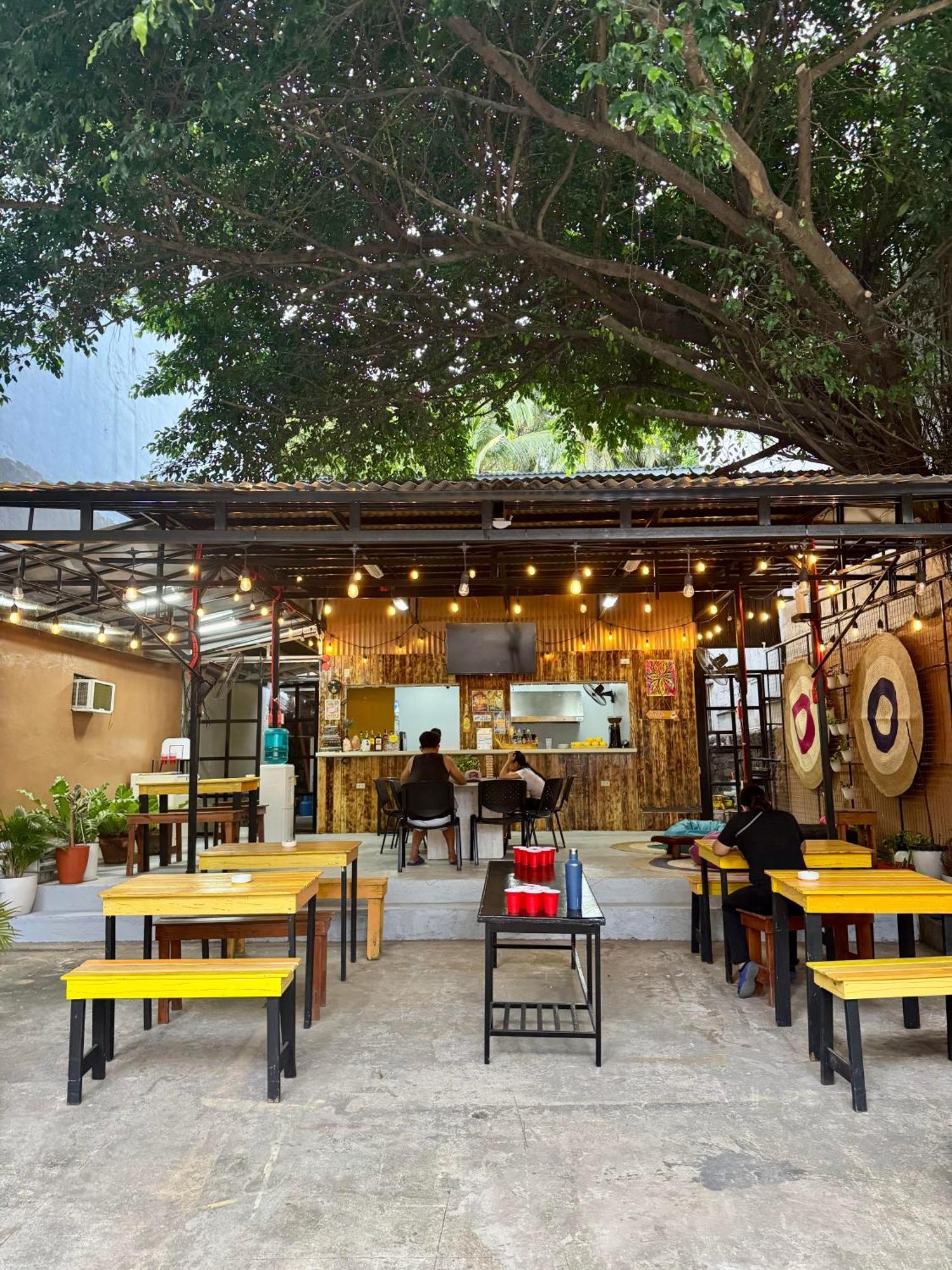 Cheese Hostel Manila Макати Экстерьер фото